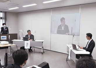 牧瀬准教授（右）の質問に答える福田市長