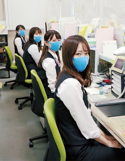 特製マスクを着ける野川支店の職員