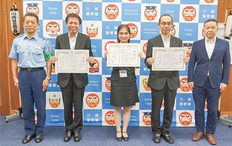 感謝状を手にする井上さん代理の大高さん、鈴木さん、八巻さん（左から）