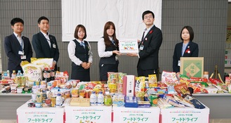 回収した食料品を市社協の関係者（右２人）に寄贈するＪＡ職員