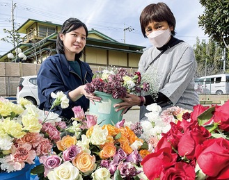 同社から花を受け取る正木園長(右)