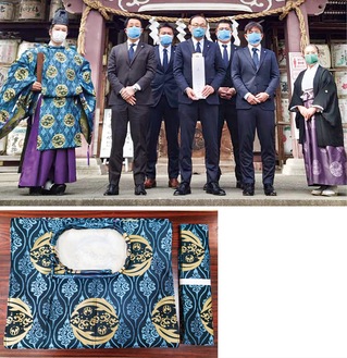 【上】中村宮司（左）とクラブ関係者ら、【下】イルカが描かれた青色の専用装束