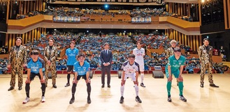 サポーターを背に映る新加入選手と純烈メンバー　©川崎フロンターレ