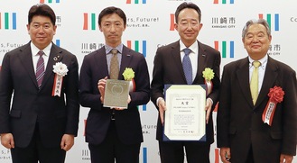 大賞を受賞した旭化成の社員(中央２人)と足立会長(右)、福田市長