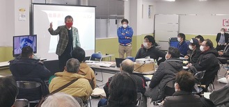 ゲスト出演のパンチ佐藤さんの話に聞き入る参加者