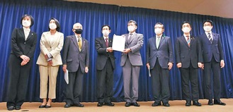 古川大臣（右から４人目）に要望書を手渡す出席者＝外国人人権法連絡会提供