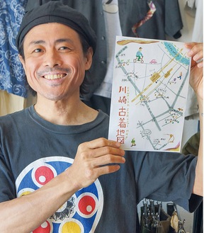 「川崎古着マップ」を手に笑顔の石井さん