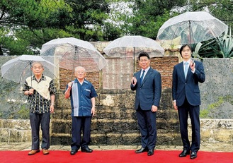 詩碑の前に立つ福田市長（右から２番目）ら＝川崎市提供