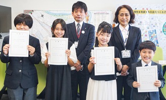 一日区長の早川さん、山崎さん、三浦さん、渡邉さん（前列左から）