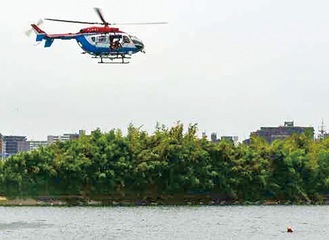 救出訓練中のヘリコプター＝幸消防署提供