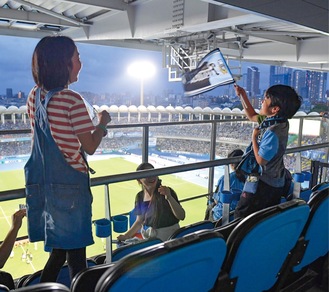 試合観戦を楽しむ子どもたち＝2019年　©川崎フロンターレ