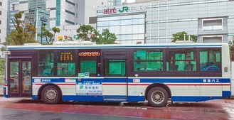 川崎駅前で待機中の臨港バス