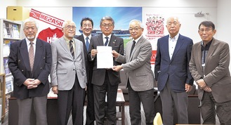 藤倉副市長（中央）に要望書を手渡す協議会のメンバー
