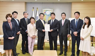 福田市長（右から4人目）に要望書を手渡す議員団