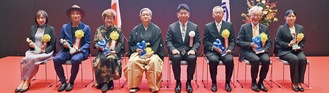 贈呈式で福田市長（右から４番目）を囲む受賞者