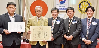 感謝状を持つ星野会長（左から２人目）、須山委員長（左）と赤十字職員