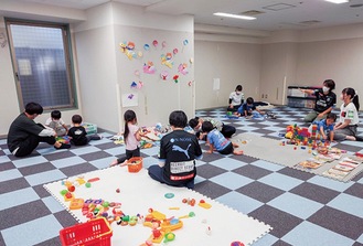 学生や保育士と遊ぶ子どもたち＝昨年　©川崎フロンターレ