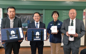 （左から）川崎中央ＲＣの谷中幹事、牧島会長、目崎園長、安東副会長