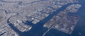 京浜運河の右側が扇島、左側が南渡田地区（川崎市提供）