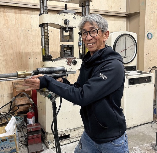 溶接の様子を見せる松林さん