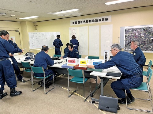 被害状況の情報収集を行う警察官ら