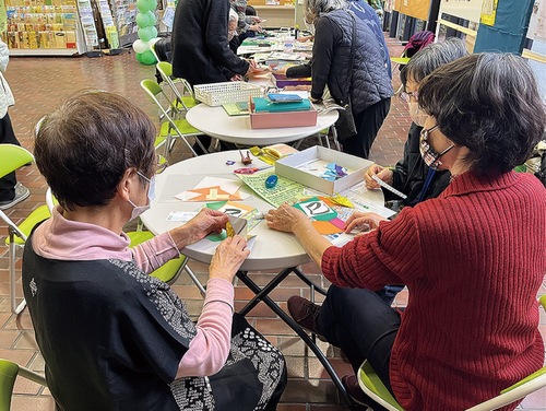 正月飾りを作る参加者たち
