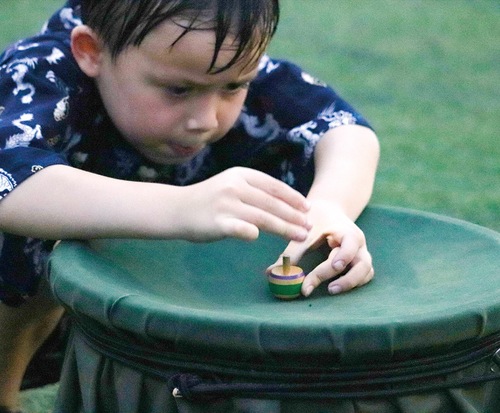 こま遊びを体験する様子