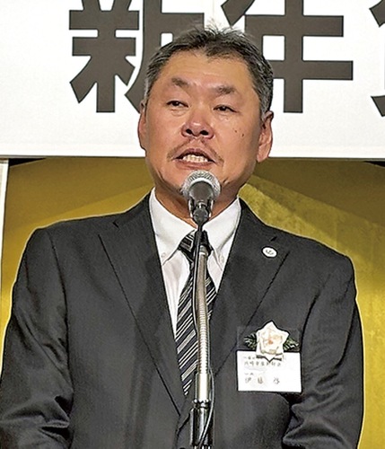 抱負を述べる伊藤会長