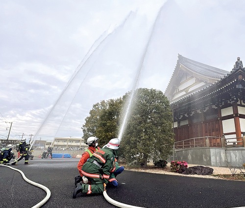 無量院の本堂へ一斉放水する消防士ら（幸消防署提供）