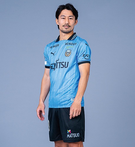 ユニフォームを着る家長昭博選手