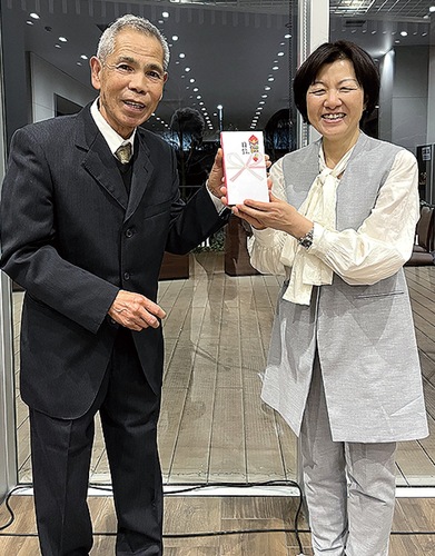 高橋会長（左）と小倉充子（あつこ）園長