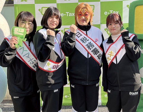 一日署長を務めた井上京子さん（中央右）ら