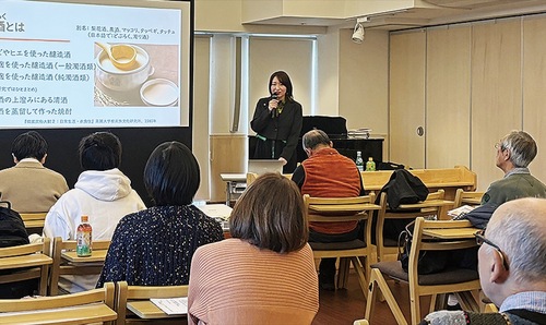 李さんの話に耳を傾ける参加者