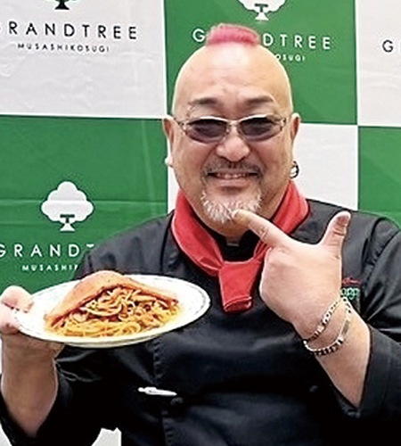 よくばりベーコンナポリタンを手にする大森さん（本人提供）