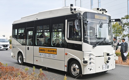 市長らを乗せて出発するバス