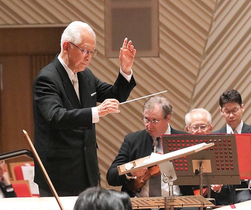 市制100周年記念式典の記念演奏で指揮を執る秋山さん(川崎市提供)