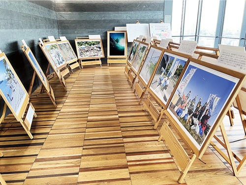 市内を見渡すスカイデッキで開催されている写真展