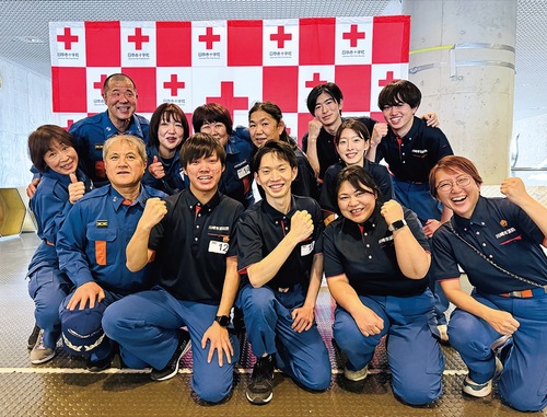 健闘をたたえ合う幸・臨港両消防団員