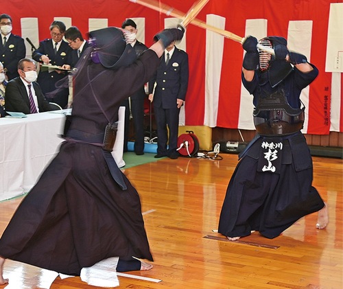 迫力ある技が繰り出された＝川崎臨港署提供