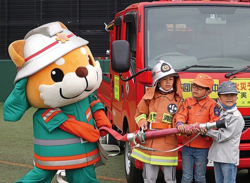 消防士体験を行う子どもたち＝昨年