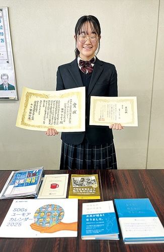 賞状と記念品を手にする田中さん