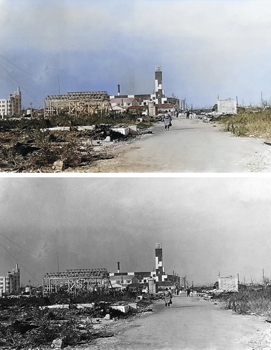 カラー化された市役所付近の焼け跡の写真（平和通りから市役所方面を撮影）＝平和館提供