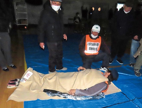 避難所での就寝時を体験する参加者