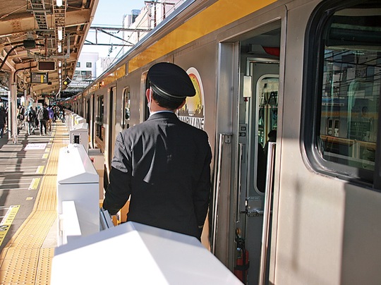 ホームドア内側の｢発車メロディー放送ボタン｣を操作する車掌