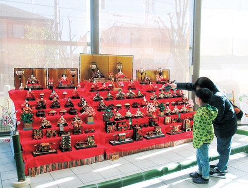 ３つのひな人形を見る来庁者