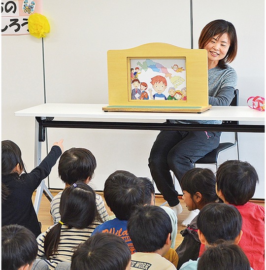 児童らに紙芝居を披露する土渕保育園の職員