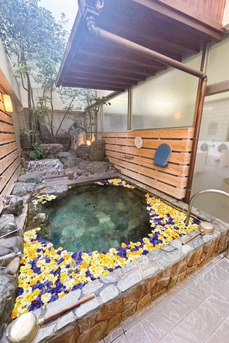 多賀良湯の露天風呂＝提供