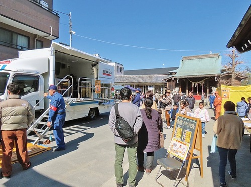 小倉神社に集まった参加者ら