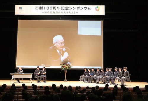 意見交換する吉野さん（左）と高校生