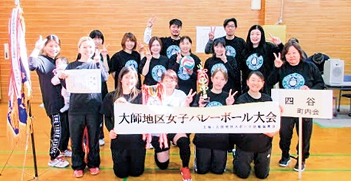 Ｖ３を喜ぶ、四谷町内会のメンバー